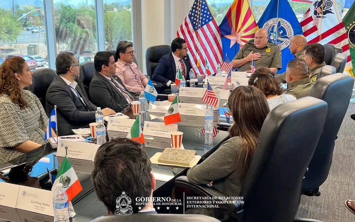 CancilleriaHN's tweet photo. 🌍 𝗖𝗼𝗻𝘀𝘂𝗹𝗮𝗱𝗼 𝗱𝗲 𝗛𝗼𝗻𝗱𝘂𝗿𝗮𝘀 𝗲𝗻 𝗔𝗿𝗶𝘇𝗼𝗻𝗮 𝗳𝗼𝗿𝘁𝗮𝗹𝗲𝗰𝗲 𝗰𝗼𝗼𝗿𝗱𝗶𝗻𝗮𝗰𝗶ó𝗻 𝗰𝗼𝗻 𝗹𝗮 𝗣𝗮𝘁𝗿𝘂𝗹𝗹𝗮 𝗙𝗿𝗼𝗻𝘁𝗲𝗿𝗶𝘇𝗮 𝗱𝗲𝗹 𝗦𝗲𝗰𝘁𝗼𝗿 𝗧𝘂𝗰𝘀𝗼𝗻

Con el objetivo de fortalecer la cooperación y garantizar una atención consular oportuna para los hondureños que son detenidos en esa jurisdicción, las autoridades del Consulado de Honduras, en Arizona sostuvieron un encuentro con las nuevas autoridades de la Patrulla Fronteriza del Sector Tucson.

La reunión, contó con la participación de la 𝗩𝗶𝗰𝗲𝗰ó𝗻𝘀𝘂𝗹 𝗠𝗮𝗿í𝗮 𝗘𝗹𝗲𝗻𝗮 𝗕𝗿𝗲𝘃é 𝗙𝗲𝗿𝗿𝗮𝗿𝗶, 𝗾𝘂𝗶𝗲𝗻 𝗮𝗰𝗼𝗺𝗽𝗮ñó 𝗹𝗮 𝗽𝗿𝗲𝘀𝗲𝗻𝘁𝗮𝗰𝗶ó𝗻 𝗼𝗳𝗶𝗰𝗶𝗮𝗹 𝗱𝗲𝗹 𝗻𝘂𝗲𝘃𝗼 𝗷𝗲𝗳𝗲 𝗱𝗲𝗹 𝘀𝗲𝗰𝘁𝗼𝗿, 𝗝𝗼𝗵𝗻 𝗠𝗼𝗿𝗿𝗶𝘀. Durante el encuentro, las representaciones consulares acreditadas en la región abordaron mecanismos para reforzar la coordinación con las autoridades estadounidenses, especialmente en materia de acceso consular y operaciones humanitarias de búsqueda y rescate de personas que sufren lesiones o se extravían al cruzar el desierto de Sonora.

En su intervención, la Vicecónsul Brevé Ferrari, planteó la necesidad de agilizar el intercambio de información sobre ciudadanos hondureños bajo custodia de la Patrulla Fronteriza, mediante el envío periódico de listados que permitan facilitar su identificación y brindar asistencia consular de manera expedita. 

Asimismo, el Consulado reconoció la apertura y disposición del jefe del sector, John Morris, para fortalecer el trabajo conjunto. En la reunión también participaron representantes consulares de México, Ecuador, Guatemala y Honduras.