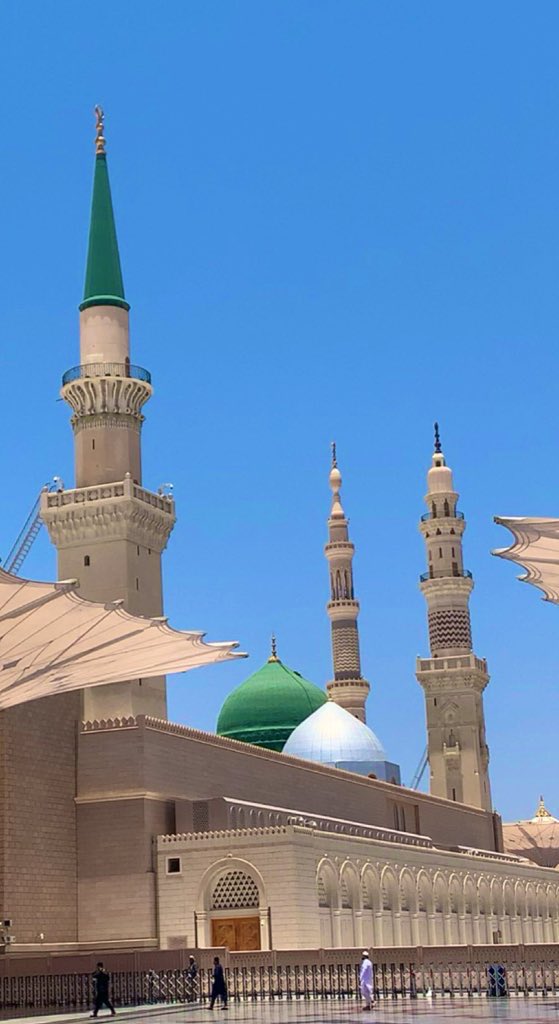 thamer_y's tweet photo. للتَوِّ وافيتُ الحبيبَ مسلِّمًا
والقلبُ بين مهابةٍ ووقارِ

هبَّتْ إلى دارِ الرَّسولِ مَطِيُّنا
شوقًا لطَيْبَةَ مَهْبِطِ الأنوارِ

عجز اللسان معبّراً عن فضْله 
حسُنتْ بذكر سماته أشعاري  

يا رب صلّ على النّبيّ وآله
وعلى الصَّحابةِ صفْــوةِ الأَخيارِ

#صلوا_عليه_وسلموا_تسليما_ﷺ https://t.co/d1JJ0L9wHu