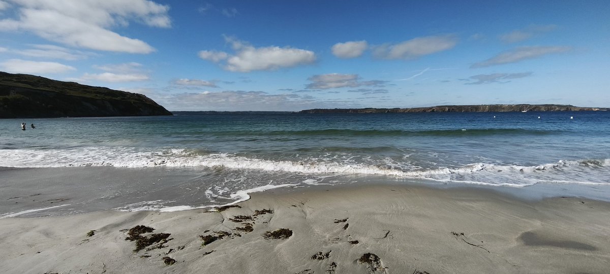 Calticom64's tweet photo. Pfff, ce côté du #GR34 n'était vraiment pas top, on va finir par une baignade plage du Carrefour à 18h et basta pour aujourd'hui. 😴 https://t.co/Ht0bsfzNsP