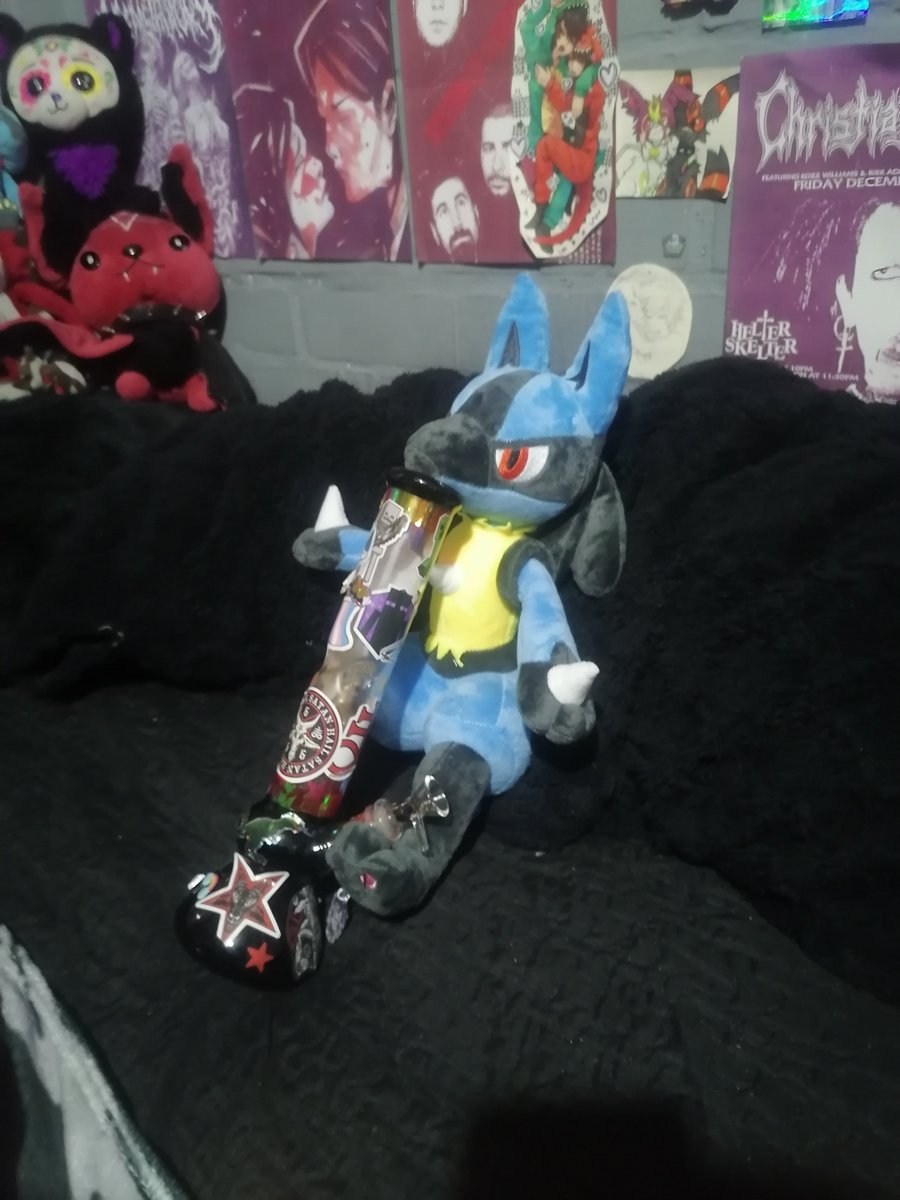 scurryhare's tweet photo. the bong is too big for him,, https://t.co/qR57RHfyFM