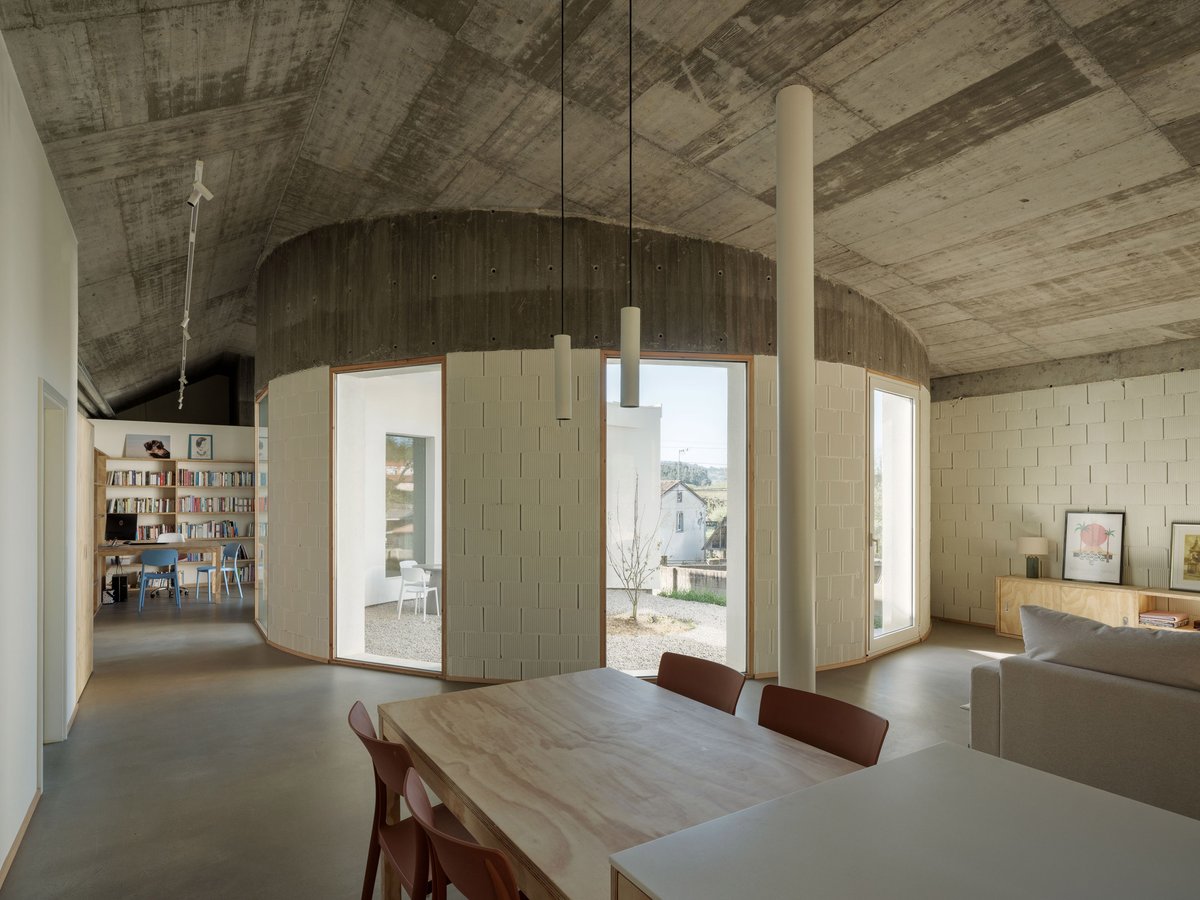 dezeen's tweet photo. Sinaldaba organises Cecebre House in Spain around crescent-shaped courtyard:
https://t.co/iCkdFdK0G4 https://t.co/0ovSqH4Qvi