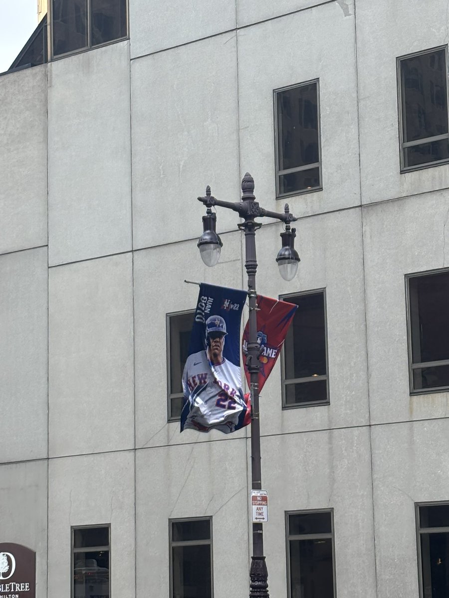 joedougherty99's tweet photo. Wtf is this doing on Broad St @PhillyMayor @PhiladelphiaGov https://t.co/QM5bJtL8Hf