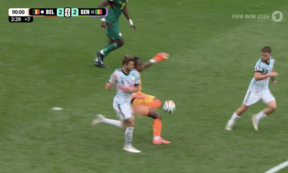 TouchlineX's tweet photo. 🚨 𝗠𝗔𝗝𝗢𝗥 𝗕𝗥𝗘𝗔𝗞𝗜𝗡𝗚: THIS IS UNBELIEVABLE!

Belgium player Mechele was ALREADY on a 1ST YELLOW, and here he BLOCKS the goalkeeper who wanted to start a quick counter attack, this is a CLEAR YELLOW CARD according to the rules but the referee DOESN'T GIVE IT! https://t.co/F2UYmPsj6o