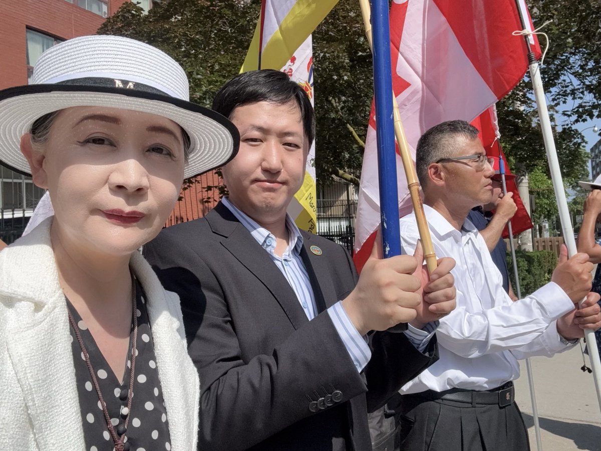 ShengXue_ca's tweet photo. 在中共驻多伦多总领事馆外，出席藏人组织的抗议中共《民族团结进步法》。

下面是我准备的发言。天气暴热暴晒，朋友让我先到对面高楼阴影下躲一躲，结果主持人以为我不在🙏🥺😂…结束了才发现我…

“今天是加拿大国庆日，同时也是中共恐怖组织成立105周年纪念日。而中共是人类历史上最邪恶的恐怖组织。

2002年，也就是24年前，我对中共及政权性质进行了研究，撰写了一篇超过1万字的论文。

我的研究结论是，中共符合四类恐怖主义的全部定义。
1. 个人恐怖主义；

2. 有组织的恐怖组织；

3. 国家恐怖主义政权；

4. 国际恐怖主义，通过侵略性占领西藏、香港和满洲等国家，以及向全球输出暴力共产主义革命，从事国际恐怖主义活动。

因此，中共所谓的《民族团结与进步法》实际上是中共实施恐怖主义的条款。

我们一直在与世界上最强大、最邪恶的恐怖主义势力作斗争。我们都应该为此感到自豪。

但这还不够。我们需要自由民主国家与我们并肩作战，共同打击恐怖主义。

我们需要加拿大更明确地认识到，中共是一个恐怖主义暴政政权。加拿大不能与习近平共同构建新的全球秩序。

加拿大必须与我们站在一起。

口号：自由西藏，自由香港，自由东突厥斯坦，自由满洲国……自由中国。”