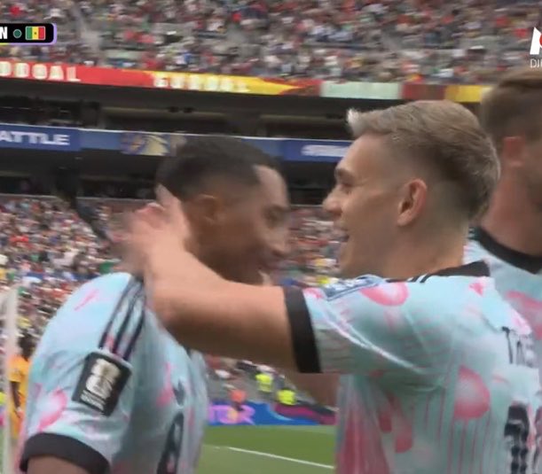 ActuFoot_'s tweet photo. LE FOOTBALL 🤩😂

Youri Tielemans et Leandro Trossard sont passés d’une embrouille verbale sur le terrain à 0-2 à… SAUVER LA BELGIQUE 🇧🇪 DE L’ÉLIMINATION POUR L’INSTANT !!!!

🎯 Trossard à la passe
⚽️ Tielemans pour le but https://t.co/FLL6MUs8oz