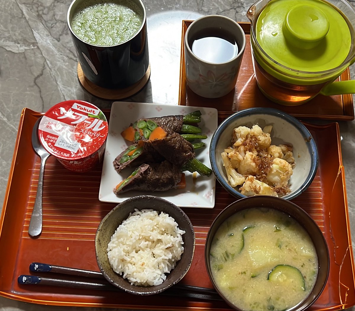 rokotan4's tweet photo. おはようございます☔️

野菜の肉巻き　カリフラワーのおかか和え
ごはん　じゃがいもの味噌汁
ヨーグルト　スムージー　ほうじ茶
#朝ごはん https://t.co/8YAPbktaPd