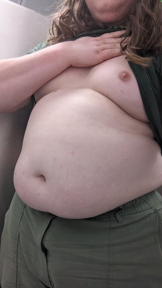 GorgingGamer's tweet photo. Airport Belly 🐷 (feel free to dm me I have an 8 hour flight with nothing to do) https://t.co/NrI5PjU3o1