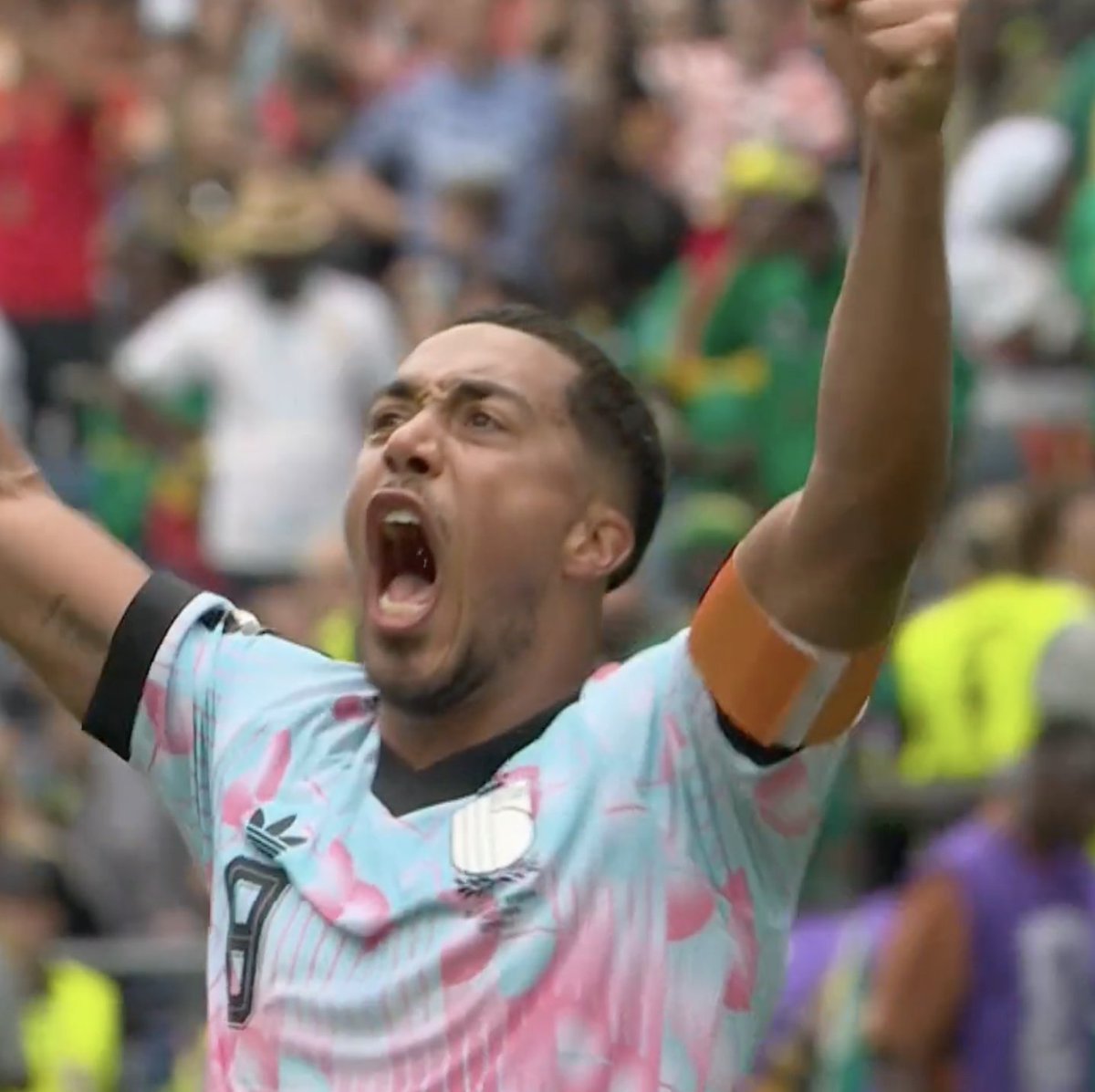Stake's tweet photo. ⚽️ 85 min: Belgium 0-2 Senegal
⚽️ 86 min: Belgium 1-2 Senegal
⚽️ 89 min: Belgium 2-2 Senegal

Football, bloody hell. https://t.co/e6IAxkIvnY