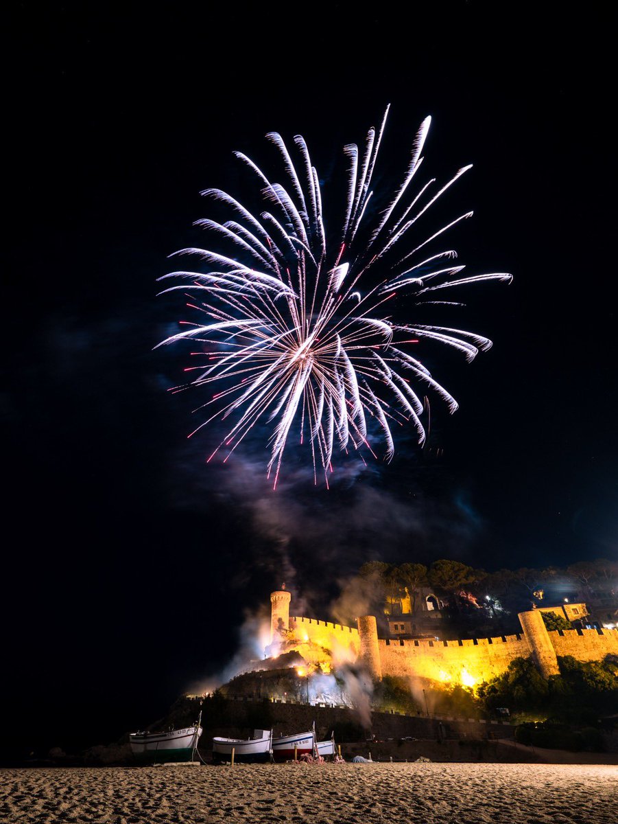 ajtossademar's tweet photo. 🔥🎆🎇 Gran castell de focs artificials, a càrrec de Pirotècnia Lluch https://t.co/Cf1oSyCukC
