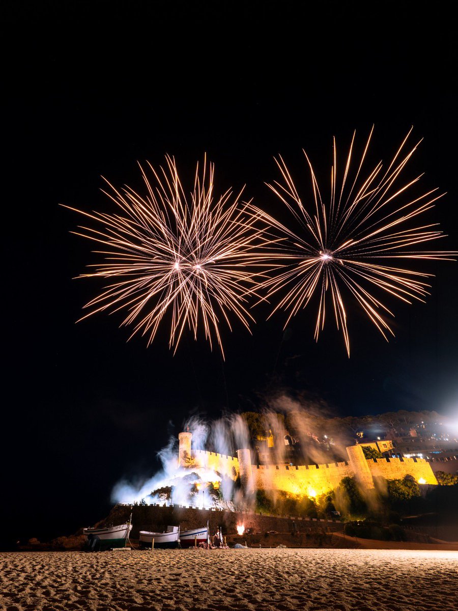 ajtossademar's tweet photo. 🔥🎆🎇 Gran castell de focs artificials, a càrrec de Pirotècnia Lluch https://t.co/Cf1oSyCukC