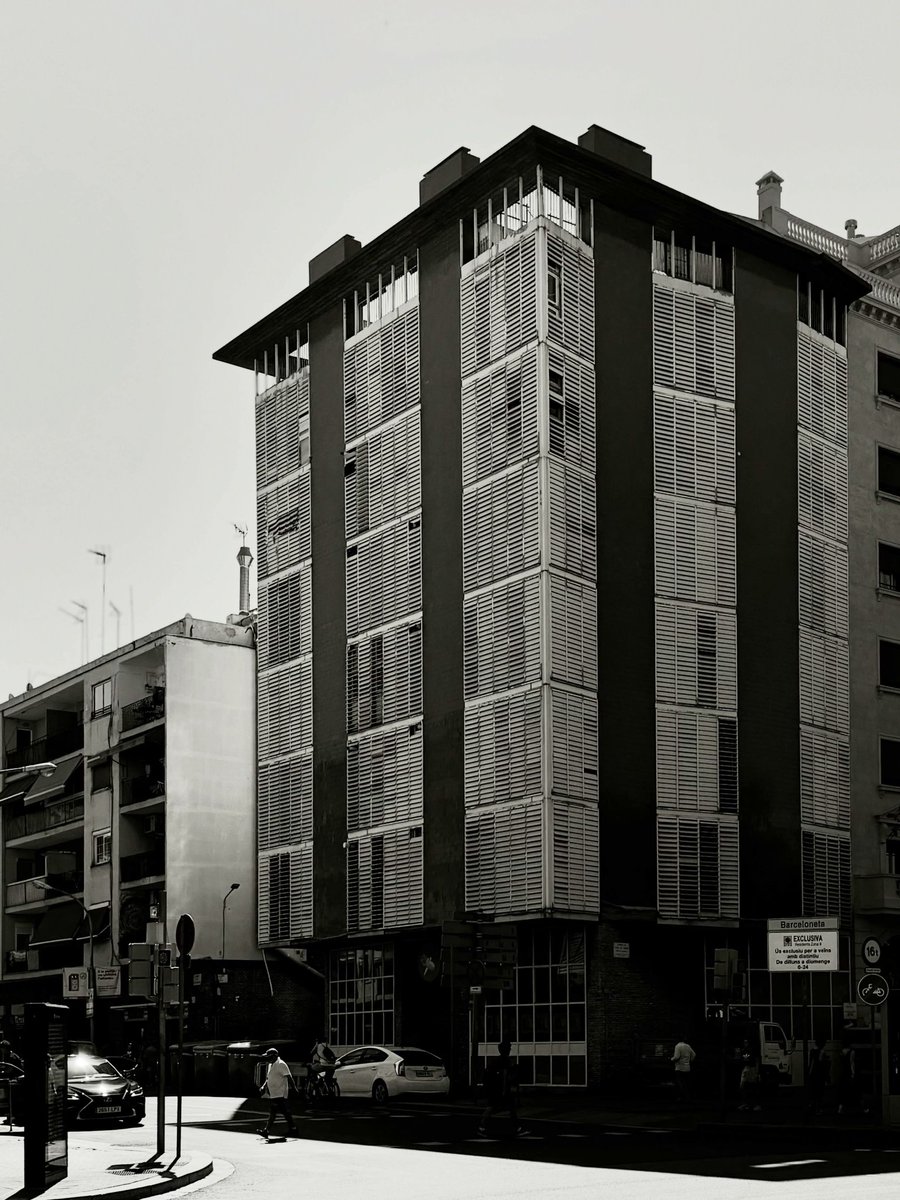 jpubalde's tweet photo. Comparteixo aquesta foto de Miquel Lacasta, arqte., molt bona en el sentit que es veu com l'espai s'eixampla entre aquestes betes fosques (la gràcia de la foto, generalment les veiem clares!), i quan mires la planta, veus que això és arquitectura de debò.
Coderch a la Barceloneta https://t.co/zCyelOz81u