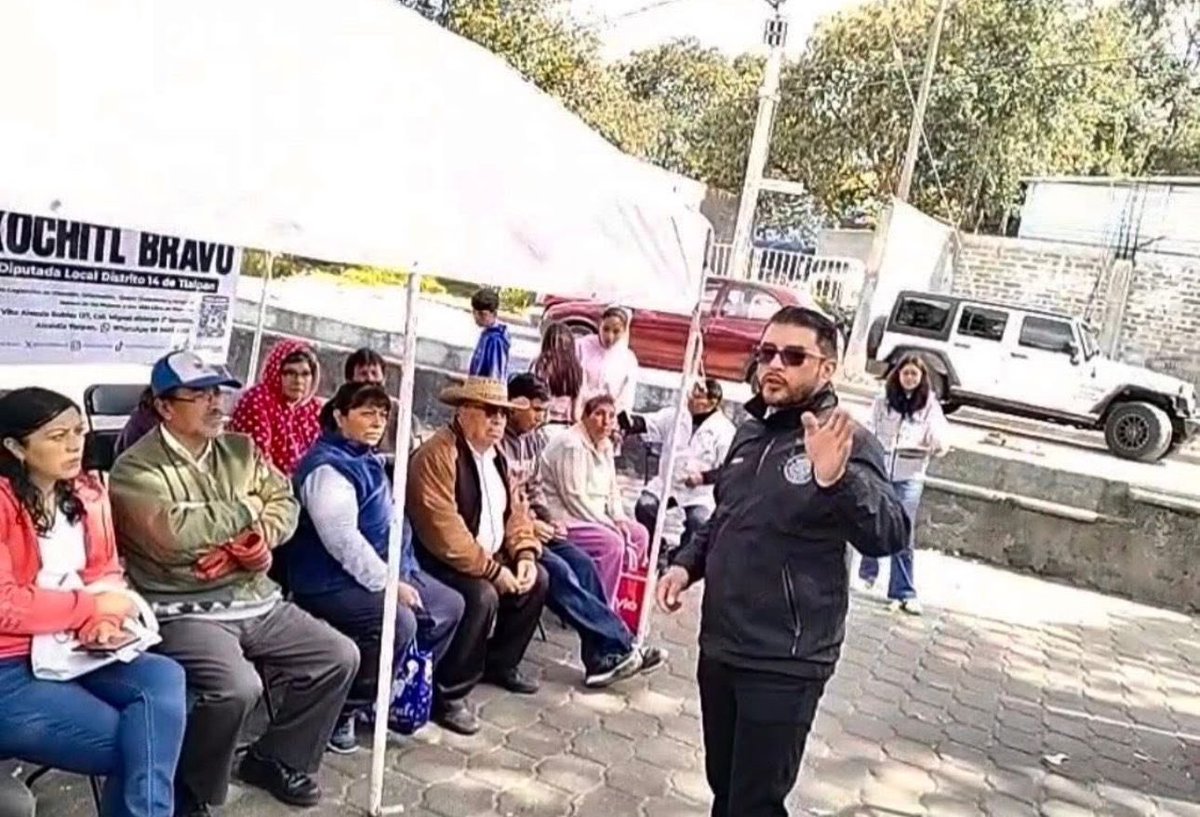 DanyAlvarezca's tweet photo. @GPMorenaCdMex @FEPADE_CDMX @AccionNacional ¿Quién pompo las camionetas de más de 3 millones de pesos que trae la Dip @XochitlBravoE y Jonathan Medina (su pareja sentimental) quien gana menos de 50 mil pesos? Una Jeep Sahara y una camioneta BMW https://t.co/YYF4zmyKii