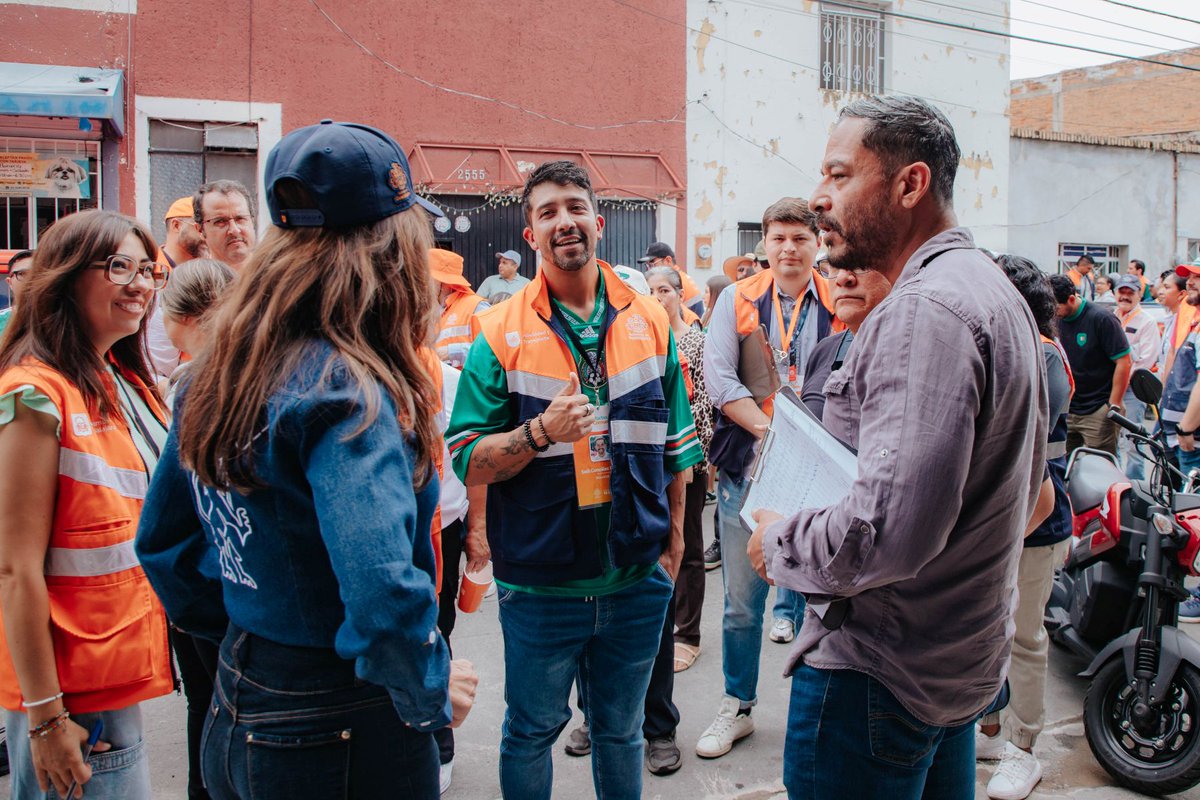 GuadalajaraGob's tweet photo. El pasado #MartesComunitario recorrimos las calles del tradicional barrio San Andrés para escuchar y dialogar con las vecinas y vecinos. 🦺🧡

En esta comunidad vamos a intervenir la plazoleta principal y algunas calles prioritarias para que las y los habitantes de la zona tengan espacios más dignos, accesibles y seguros.