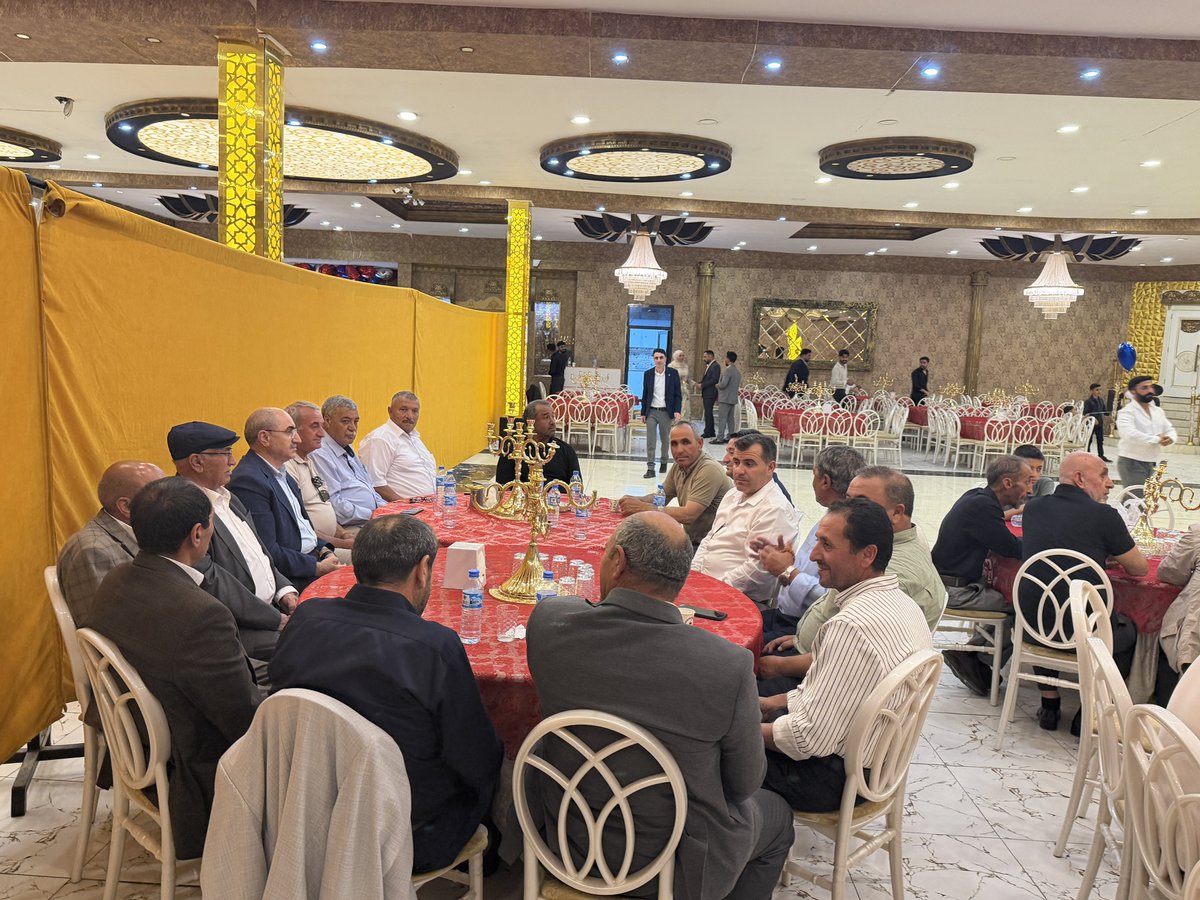 zahir_soganda's tweet photo. 📍İpekyolu 

Akrabam rahmetli Şakir Yıldıırmçakar’ın kızınının düğününe katıldık. Genç kardeşlerime mutluluklar diliyorum https://t.co/cYa9MSYzsV