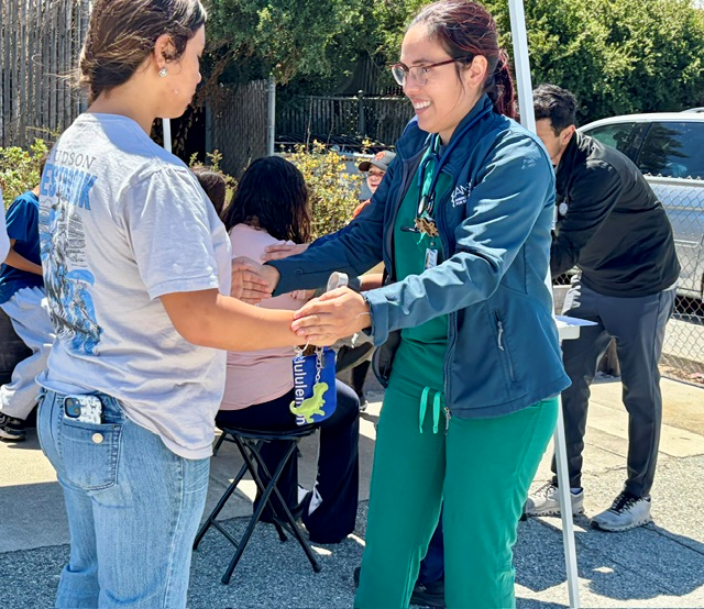 KPMontereyCo's tweet photo. Kaiser Permanente Salinas physicians and medical residents partnered with @marina.juniorgiants to provide sports physicals and talk about health. Learn more about sports physicals for children in this article.
https://t.co/CXojBNJ5cD https://t.co/KMSkUerxiG