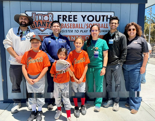 KPMontereyCo's tweet photo. Kaiser Permanente Salinas physicians and medical residents partnered with @marina.juniorgiants to provide sports physicals and talk about health. Learn more about sports physicals for children in this article.
https://t.co/CXojBNJ5cD https://t.co/KMSkUerxiG