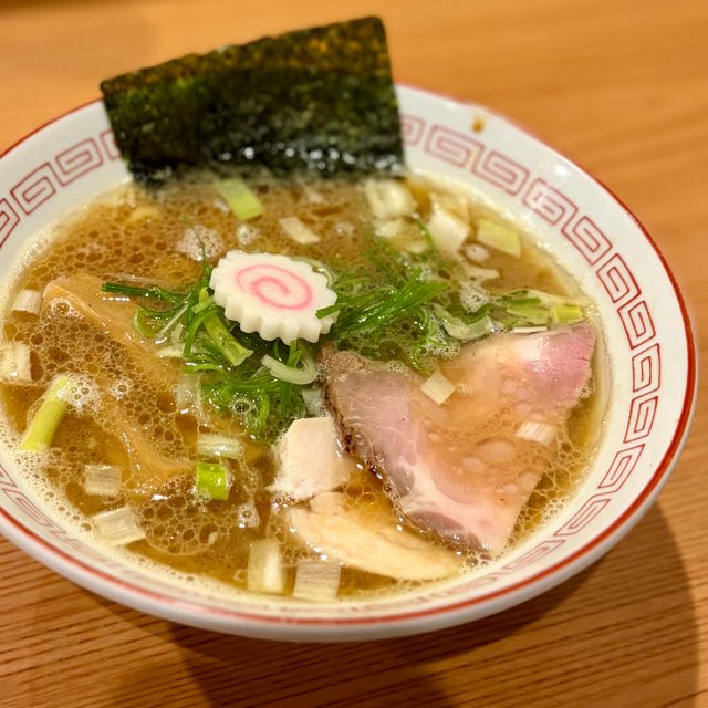 Aso56gf's tweet photo. 乙ラーメンアリス さんへ
行列無く入れましたが直後から満員でした

券売機で中華そば1,100円を購入です
まぜそば、限定などバリエーションが
豊富です

平打ち幅広ちぢれ麺が特徴ですね
しっかり煮干しが効いた濃厚スープに
絡みまくり
最後まで大変美味しくいただきました
ごちそうさまでした https://t.co/DUl7jJ5dGI