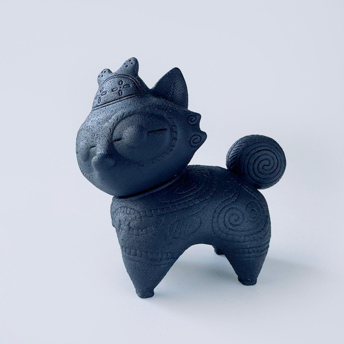 kaibutsushop's tweet photo. 乙幡啓子 ／ 遮光器 土偶犬「ソフビドッグゥ」｜鉄器風
https://t.co/7aq6Fd0nQ0

遮光器土偶犬、ドッグゥのソフビ。鉄器バージョンです。遮光器土偶のイメージから、同じく東北の発祥「南部鉄器」を思わずにはいられません。 https://t.co/6awDbIOgcc