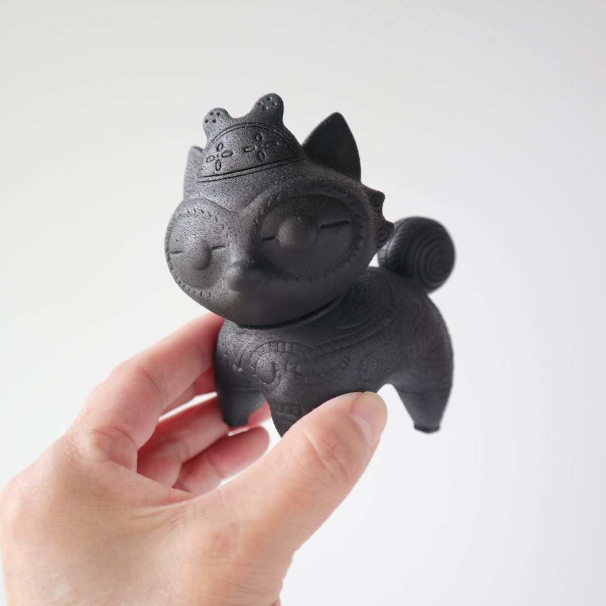 kaibutsushop's tweet photo. 乙幡啓子 ／ 遮光器 土偶犬「ソフビドッグゥ」｜鉄器風
https://t.co/7aq6Fd0nQ0

遮光器土偶犬、ドッグゥのソフビ。鉄器バージョンです。遮光器土偶のイメージから、同じく東北の発祥「南部鉄器」を思わずにはいられません。 https://t.co/6awDbIOgcc