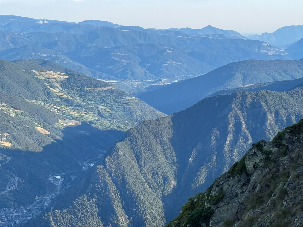 VisualMeteo's tweet photo. ☀️ #Dimecres | Tot i les màximes estiuenques, les temperatures han baixat respecte els darrers dies.

🌡️⬆️ Màximes (°C) a #VisualMeteo:

31.3 #Escaldes
30.4 #Encamp
29.9 #Certés
26.1 #LaCortinada
24.1 #Rubió
22.5 #ElsPlans

📸 Vistes des del Pic de Carroi https://t.co/K1HLmPEjqN