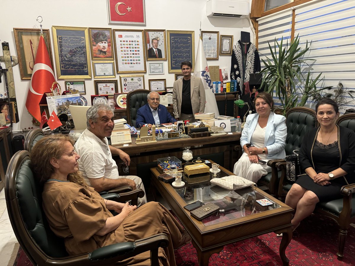 profbayramaltan's tweet photo. Bizim de İSTİŞARE KURULU Üyesi olduğumuz ULUSLARARASI SANAYİCİ VE İŞ ADAMLARI DERNEĞİ( UMSİDER) GENEL BAŞKANI Sn.M. Zeki GEDİKOĞLU ve beraberindekiler bizi İSAK VAKFI Ankara ofisinde ziyaret etti. Kendilerine ayrı ayrı kitaplar hediye ederek nazik ziyaretleri için teşekkür ettim https://t.co/7WOhksbLja