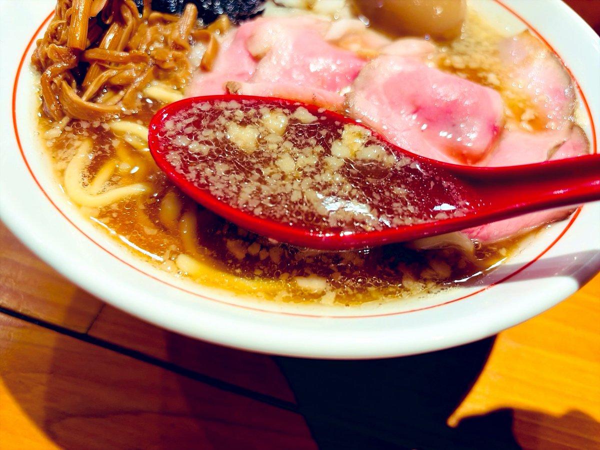 MR_llGarcons's tweet photo. 燕三条ベースの煮干🐟

塩味に背脂粒子🤤
やや柔らか〜なワシワシ麺
岩のりの潮味にシャキリ🧅
この感じがエ〜わ

エロ玉グッちょ😋

背脂煮干し中華そば 和市 大崎
特製背脂煮干中華そば 醤油 https://t.co/rArugSURmJ