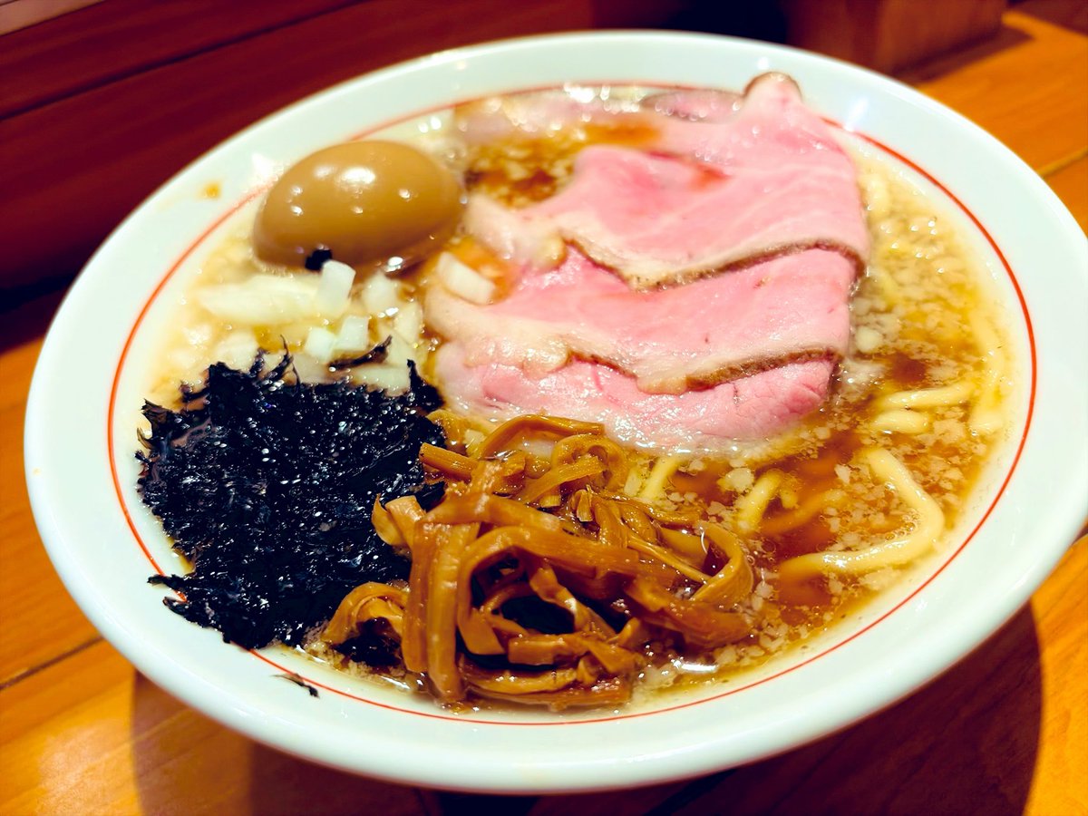 MR_llGarcons's tweet photo. 燕三条ベースの煮干🐟

塩味に背脂粒子🤤
やや柔らか〜なワシワシ麺
岩のりの潮味にシャキリ🧅
この感じがエ〜わ

エロ玉グッちょ😋

背脂煮干し中華そば 和市 大崎
特製背脂煮干中華そば 醤油 https://t.co/rArugSURmJ