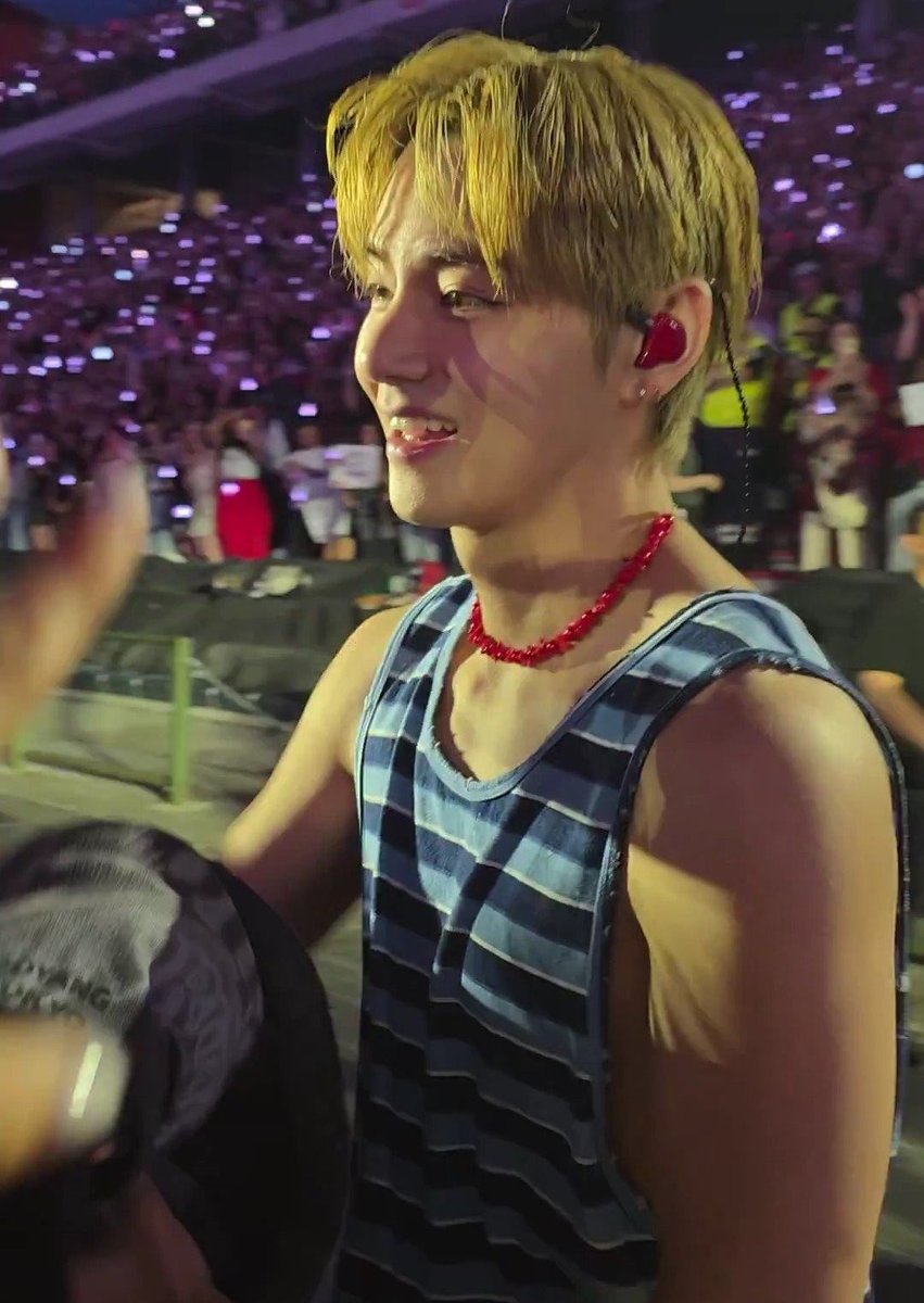 taeteluv_'s tweet photo. he so beautiful from this close https://t.co/8jQzbrCQjn