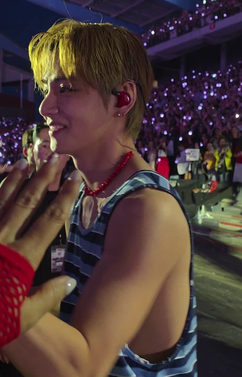 taeteluv_'s tweet photo. he so beautiful from this close https://t.co/8jQzbrCQjn