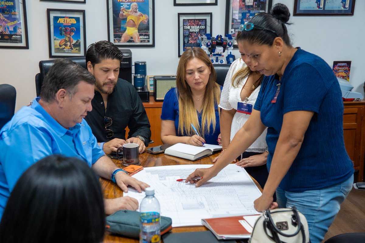 ChrisGuevaraG's tweet photo. Junto con mis colegas precandidatos Rachell Portillo y @rparedessv, seguimos trabajando de la mano con nuestros líderes de territorio.

Cuenten con nosotros siempre 🇸🇻

📍Comunidad 1° de Junio y Comunidad Emmanuel, San Martín, San Salvador Este.

El trabajo habla X uno. 🇸🇻 https://t.co/X96w04inAU