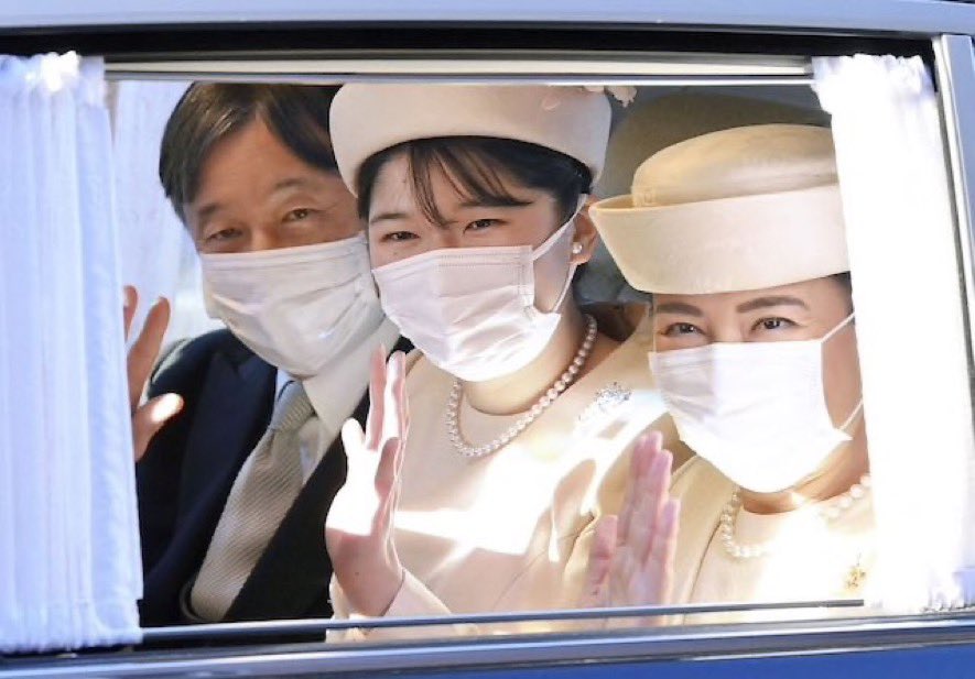 vDzdr4GG4nnEfPB's tweet photo. おはようございます。
私には二人の娘がいます。
どんな事を言われても自分の事なら我慢できます。しかし、娘の事を言われるとキツイです。
中曽根さんは発言を聞いた天皇陛下、皇后雅子様がどんな気持ちでいらしたか？それを考えて腹がたちました。今まで敬宮様は一切権威を使って事を成した事はありません。そして国民に寄り添ってくださります。それは崇高な両陛下の教育だと思っています。
毎日日赤の勤務と公務を両立されております。