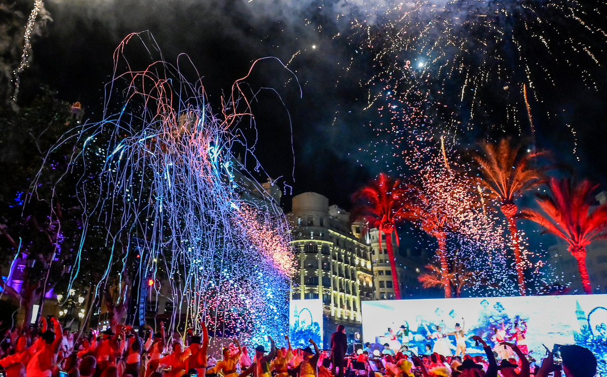 mjosecatala's tweet photo. 155 anys d'història, i Valencia continua encenent la màgia de la seua #FiraJuliolVLC

La Plaça de l'Ajuntament es transforma en un gran teatre a l'aire lliure en “Or, Xata!” i la pirotècnia @piropenarroja ✨

Art, tradició i innovació es donen la mà en l’inici d’una fira que este juliol omplirà la ciutat en més de 300 activitats en barris i pedanies.
