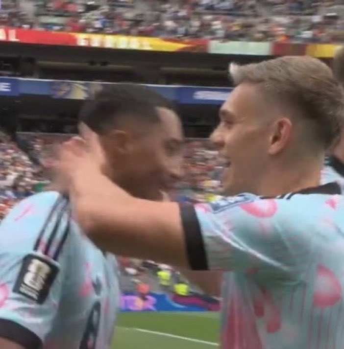 JeffFcb14's tweet photo. En el 0-2 estaban discutiendo y en el 2-2 felices

Que hermoso es el mundial https://t.co/TfUM9ibObA