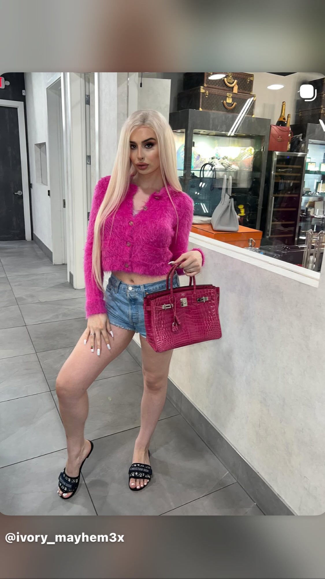Rose Crocodile 🐊 Birkin. Now owned by Floyd mayweather 🥊 https://t.co/SuhppBVgq8