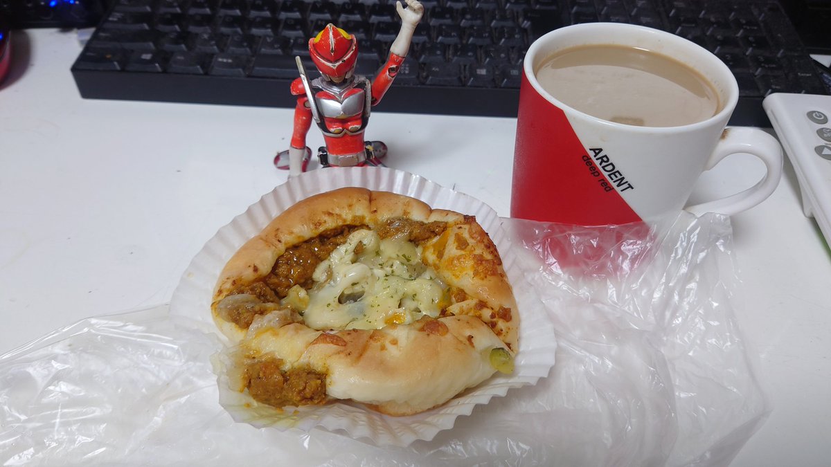 SunGaiaMM's tweet photo. おは。
これはマルジューの夏野菜のカレーパン！キーマカレーのひき肉にパプリカなど夏野菜が入ったやつ！ https://t.co/I5BykiPuTw