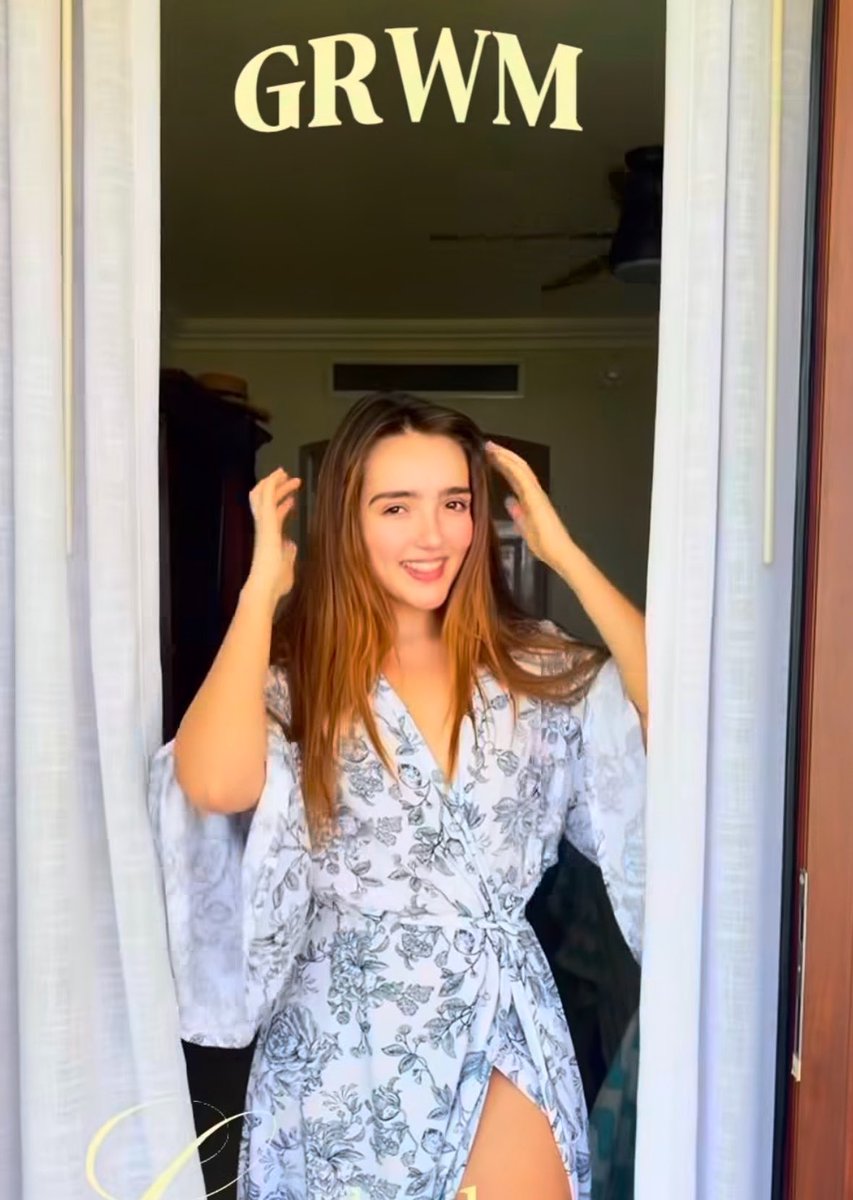 oocelaine's tweet photo. WEEEEY, SHE IS GLOWING 💛🤍✨ https://t.co/bKlnNI2WhS