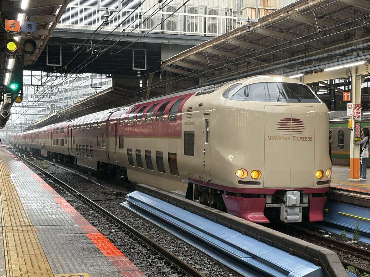 103_Osaka's tweet photo. サンライズ号は昨晩のJR神戸線、JR京都線での遅れを持ち込んで横浜駅15分遅れで到着です。
東日本でサンライズによる遅れ発生中 https://t.co/F2DmIsTXe6