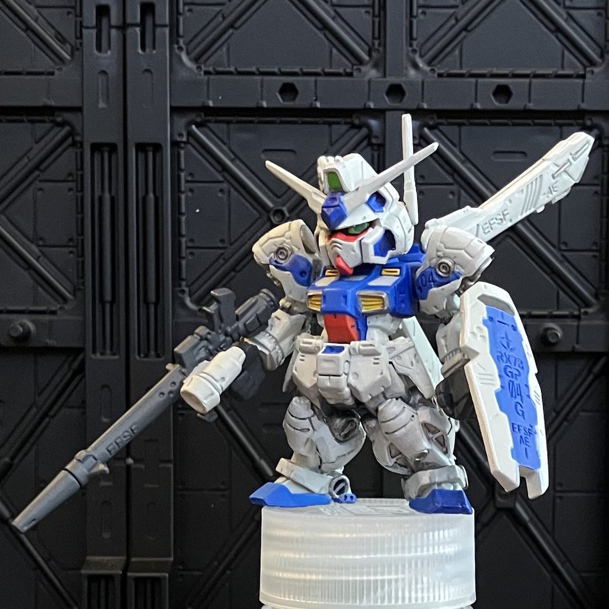 nashitarosu's tweet photo. 主に塗りの甘い部分に手を入れて部分塗装。
#筆塗り #ガンダムコンバージ https://t.co/IsokeftBIm