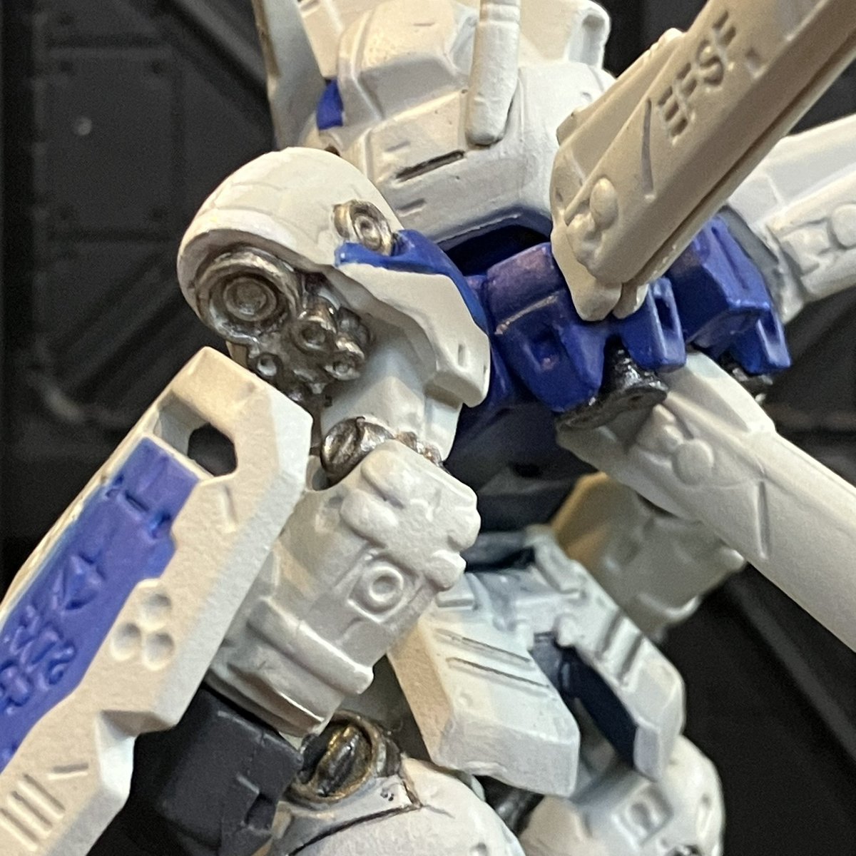 nashitarosu's tweet photo. 主に塗りの甘い部分に手を入れて部分塗装。
#筆塗り #ガンダムコンバージ https://t.co/IsokeftBIm