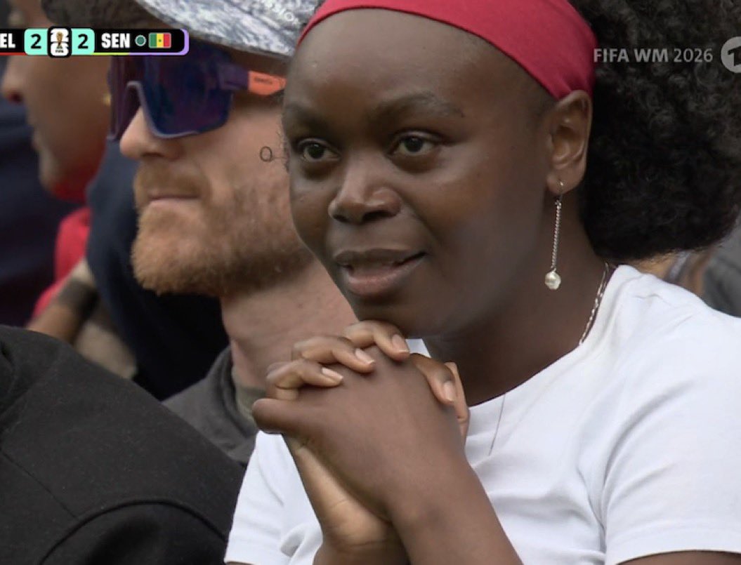 Poemetax's tweet photo. FT: Belgium 2-2 Senegal.

WHAT AN UNBELIEVABLE ENDING TO THIS GAME, THIS FANS CAN'T BELIEVE WHAT THEIR WITNESSING! 😂 https://t.co/sLoLdui9sv