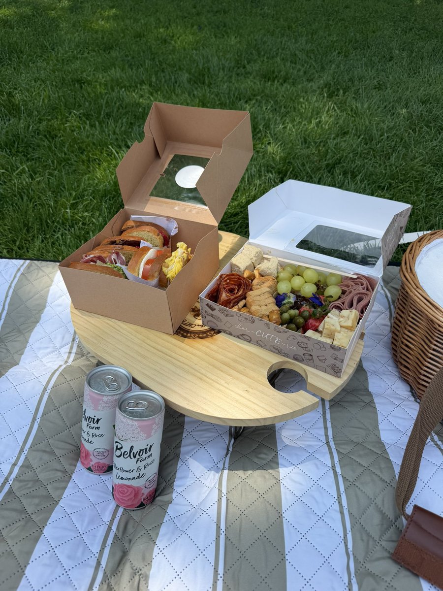 ElsaJean9o's tweet photo. Picnic 🧺 🩷 https://t.co/lLtImmY0Qi
