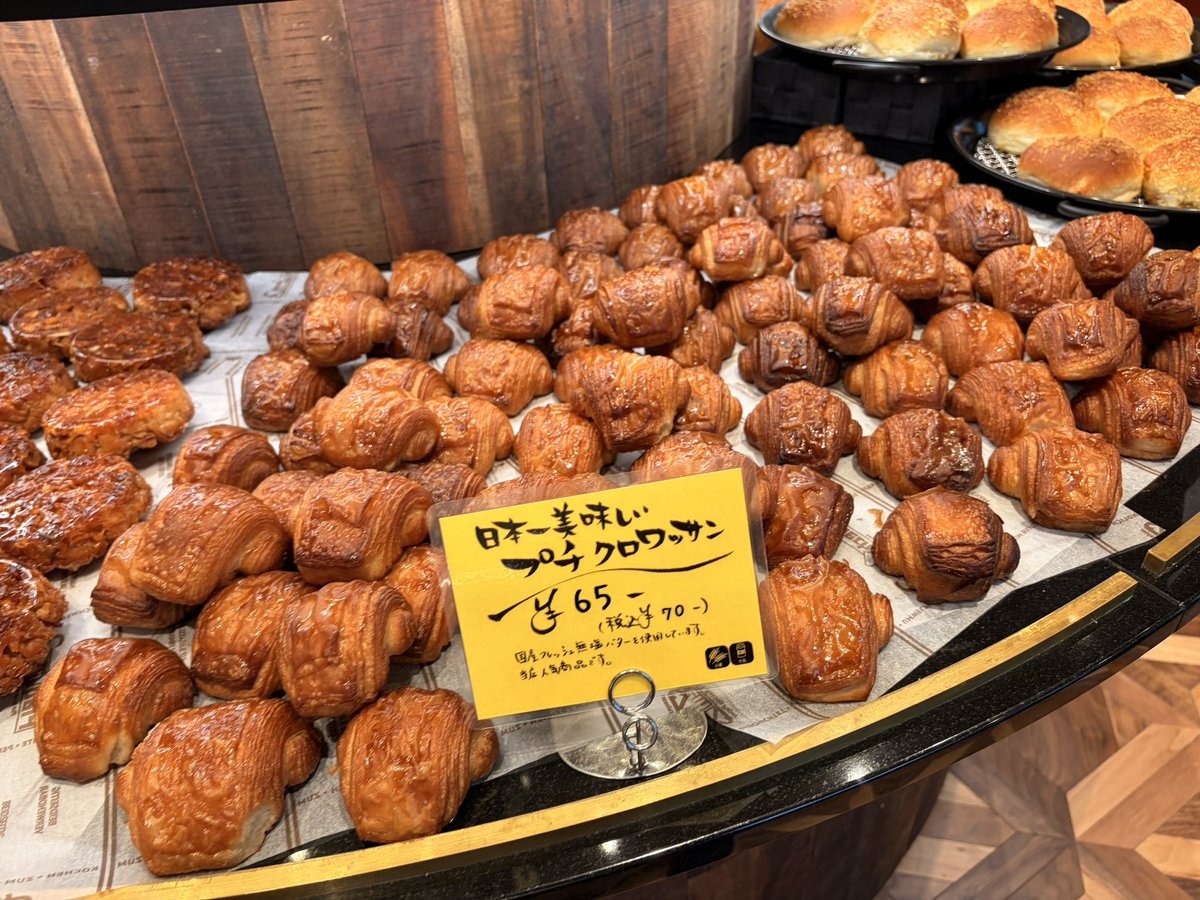 fukuibu's tweet photo. おはようございます☂️朝はパン派🥐
オープンと同時に人がたくさん🙃パンの種類が豊富すぎて選べない。。シナモンロールめちゃ美味しいー福井の美味しいパン屋さん教えてくださいー🙇

#アヴァロンテ #福井パン https://t.co/5fI9UaD7gZ
