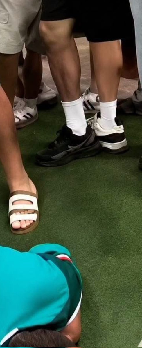 FM14506's tweet photo. @Ex_May_N_H Explique alors les deux pieds gauches les deux baskets différentes et les orteils de 10 cm https://t.co/maUwSLtrSI