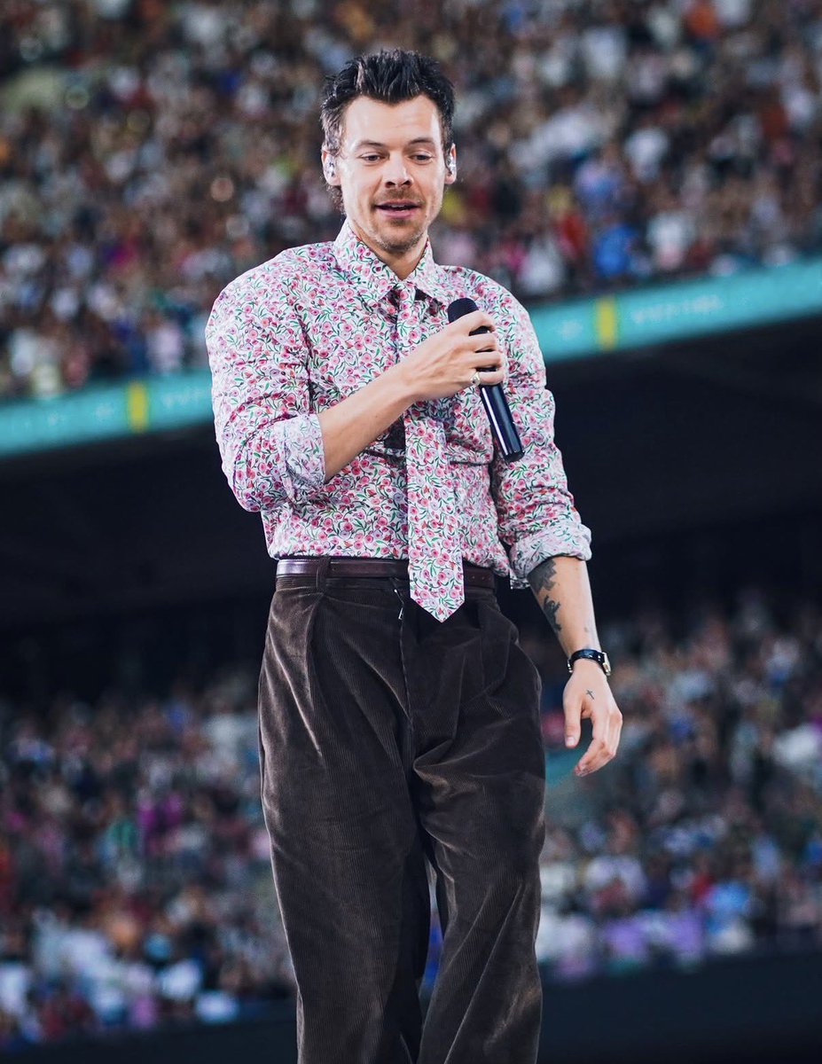 HStylesSP's tweet photo. 🪩 || ¡Harry esta noche en Wembley! 

©️raphph https://t.co/uNr9ul9Yne