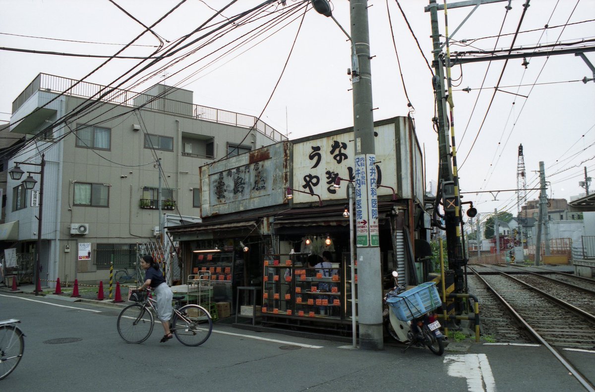 SeniorCareer's tweet photo. 都電荒川線・鬼子母神前の踏切脇に
あった焼き鳥「豊島屋」

踏切と古い店構えがよく似合う風景でしたが、
道路拡張計画により移転しました

街並みとともに記憶に残る一枚です
#消えた風景 #都電荒川線 #鬼子母神前 #豊島区 https://t.co/YpsCvRgBZq