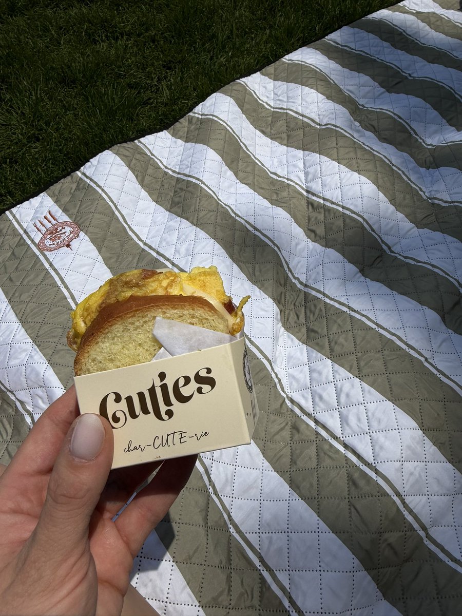 ElsaJean9o's tweet photo. Picnic 🧺 🩷 https://t.co/lLtImmY0Qi