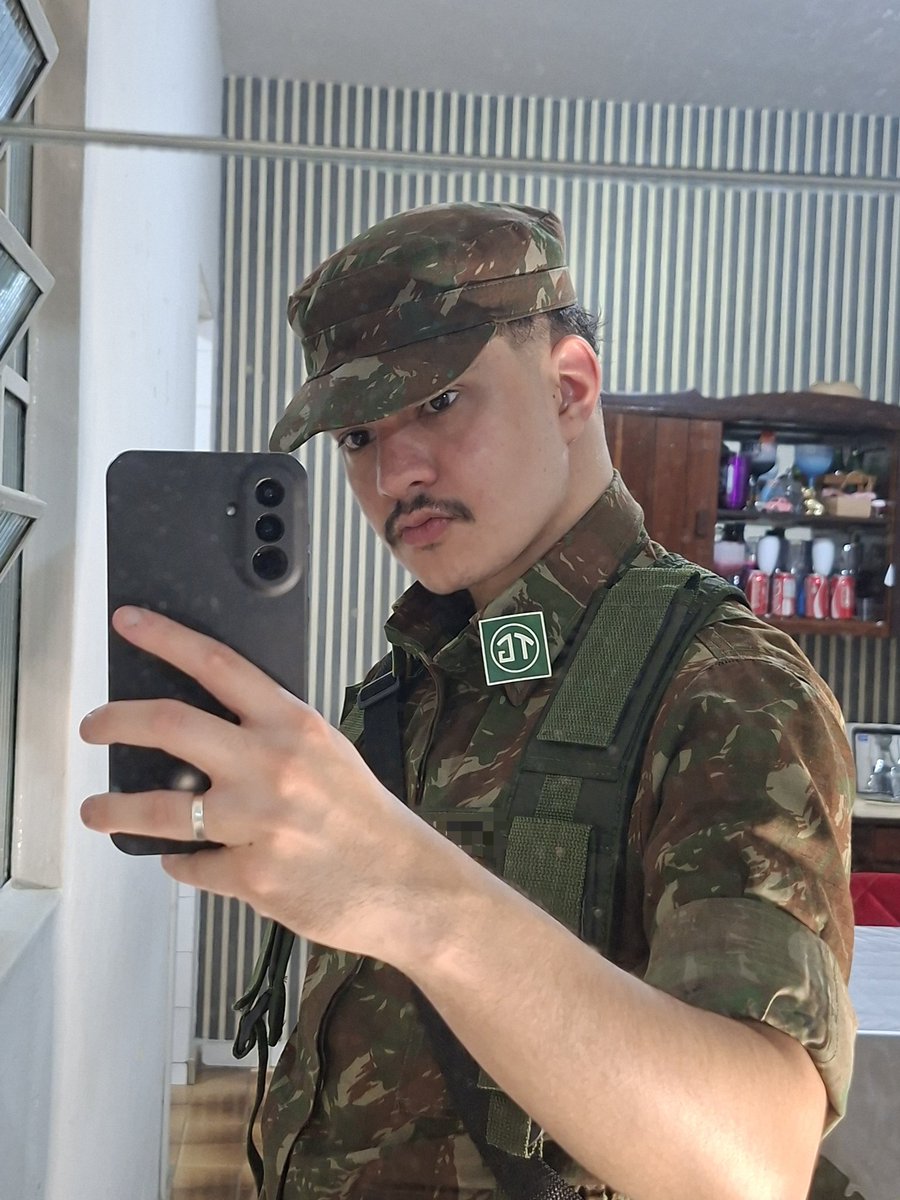 s_version1's tweet photo. com ou sem? 🔥 #militar #farda #twink #gay https://t.co/JAFQtbruCG