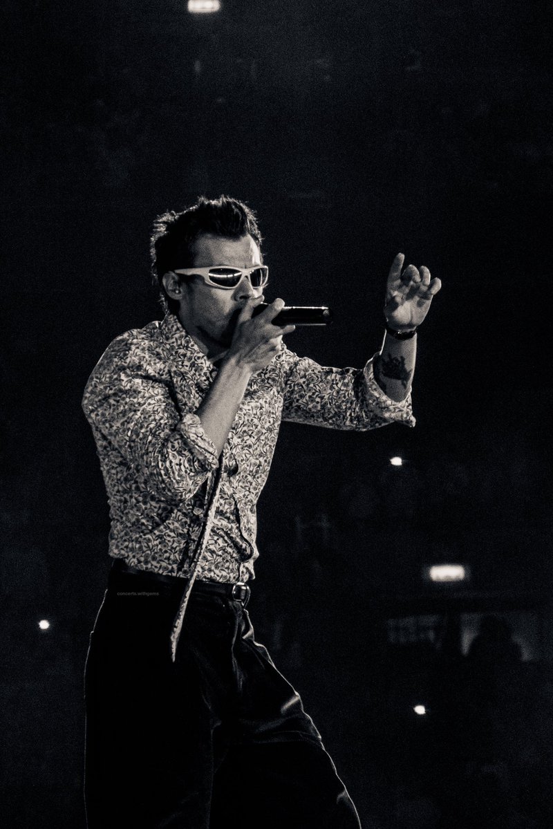 _withgems's tweet photo. no bc WHY was he holding the mic like that ???? https://t.co/MeVwEYoY1K
