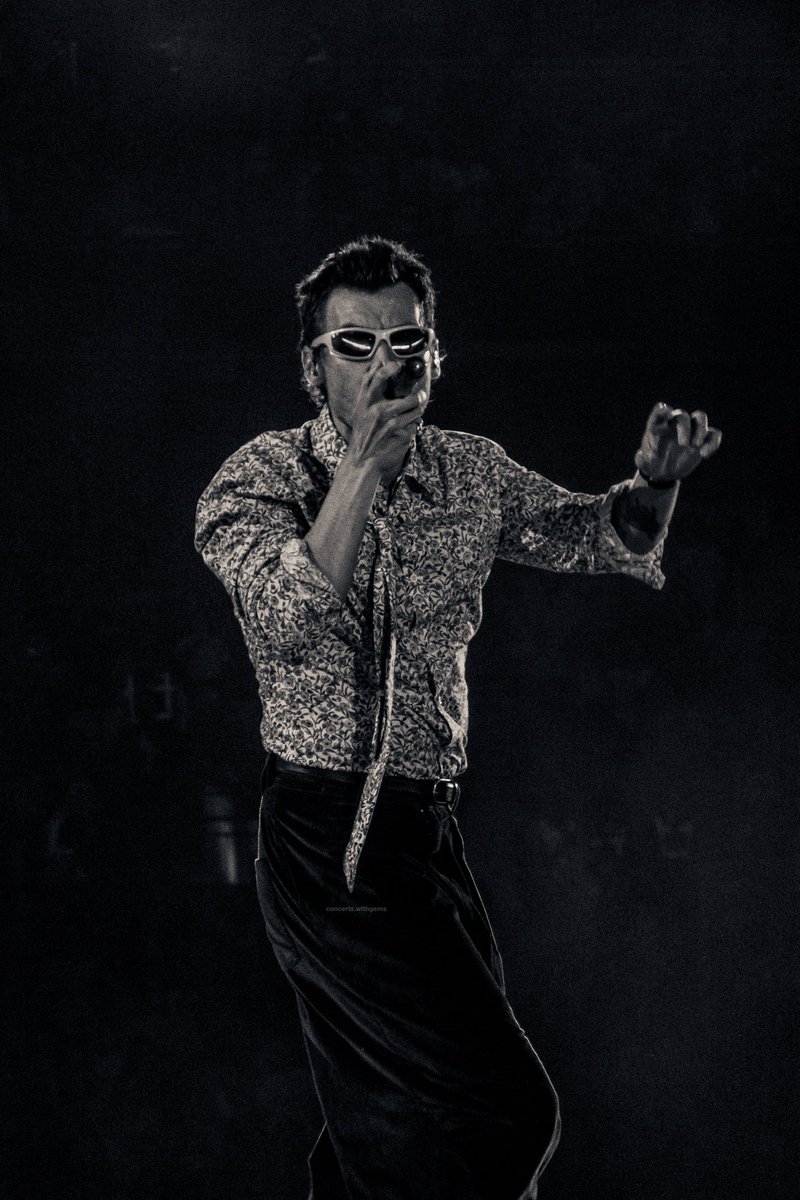 _withgems's tweet photo. no bc WHY was he holding the mic like that ???? https://t.co/MeVwEYoY1K
