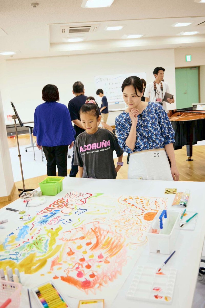 kazune_shimura's tweet photo. 【出演情報・7/4(土)受付開始】
 @kato_bunka 主催のアートWS「音を描く2026」に、今年もピアノ演奏で出演します！🎹🎨
講師の小林美紅さんのナビゲートのもと、私の生演奏を聴きながら自由に絵を描く最高の五感体験です。
8/23(日) やしろ国際学習塾(兵庫県加東市)
限定15名・予約は7/4 13:00〜📞👇 https://t.co/KmivscC7dV
